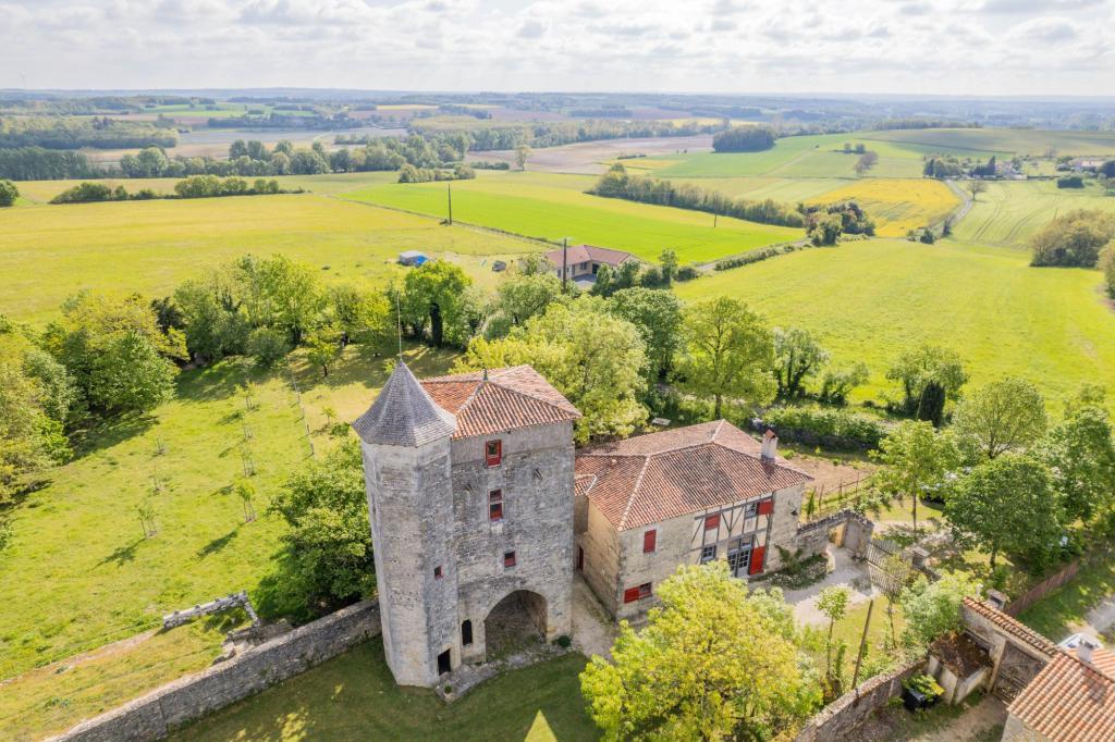 Privatisation la demeure historique du Logis de Sigogne 
