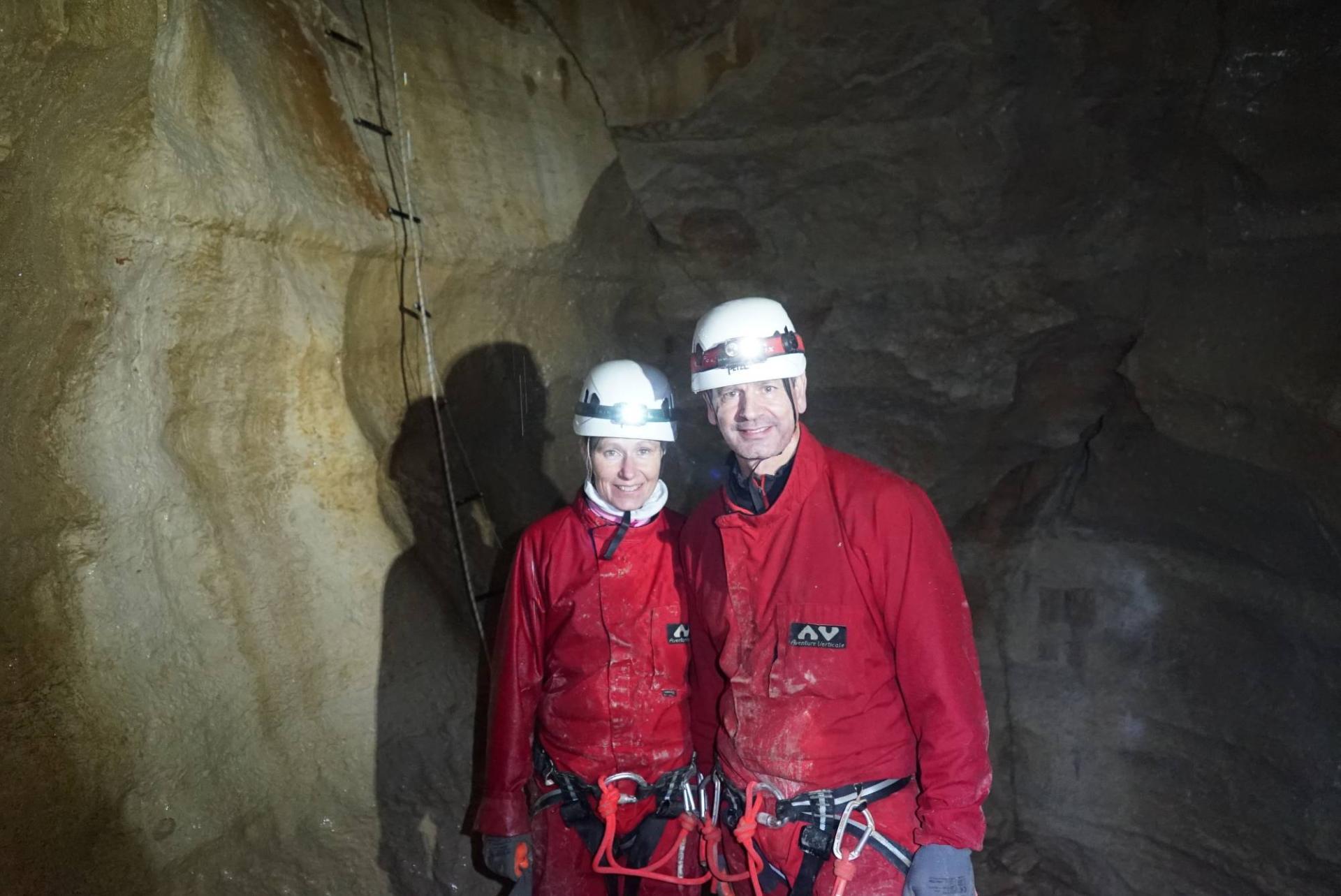 Les propriétaires en exploration dans la grotte